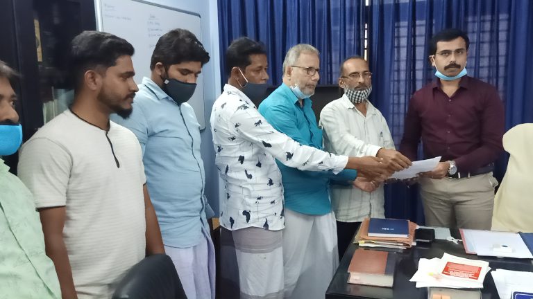 بھٹکل بزنس کمیونیٹی کی طرف سے اسسٹنٹ کمشنر کو سونپا گیا میمورنڈم