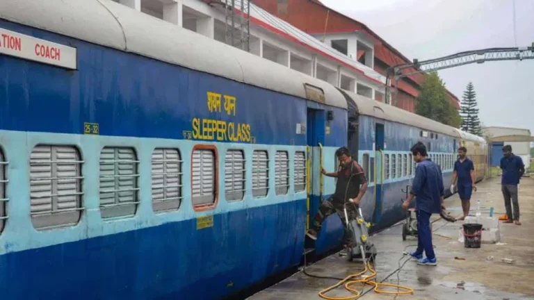 لاک ڈاؤن سے پریشان عوام کو اب ایک نئی مصیبت کا سامنا 🚆 ٹرین ٹکٹ مہنگا ہوگا